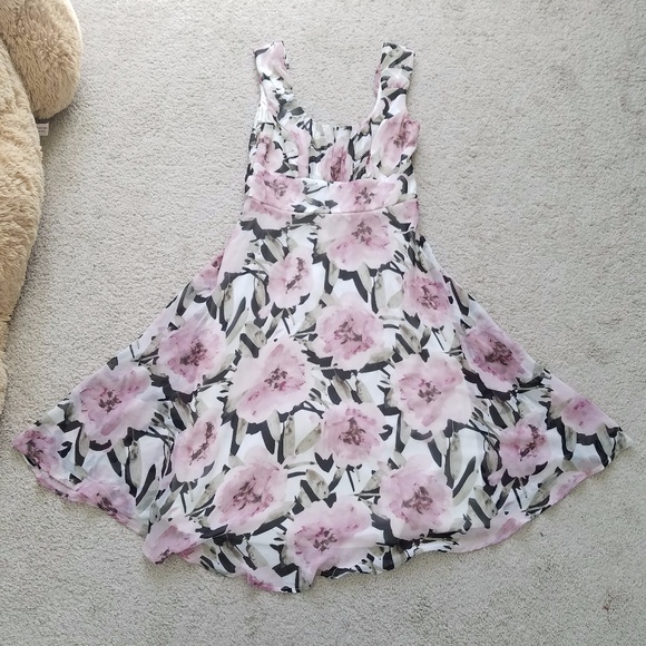 Dress Barn Dresses & Skirts - Dressbarn Size 4 knee length dress.